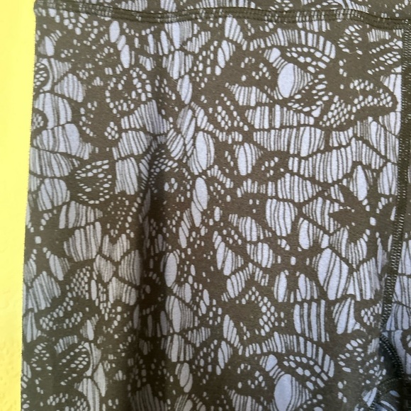 Fabletics PowerHold High Waisted 7/8 Legging Sabine
Blue Print Size Large - Picture 4 of 10